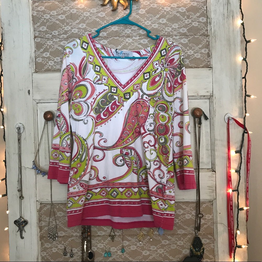 Precious fun patterned top!